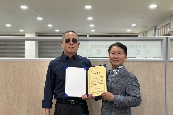 '소리로 그린 동화' 청소년성우단 점자도서관 보급